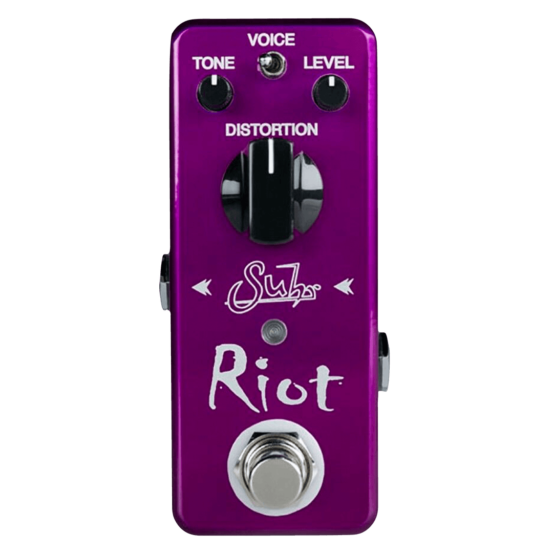 Suhr Riot Mini - Pedal de Guitarra | Hoy en día, las propiedades inmobiliarias de las tablas de pedales son muy valiosas, especialmente cuando se viaja. Y seamos realistas, a veces tener que elegir qué pedales dejar fuera de tu tabla realmente puede limit