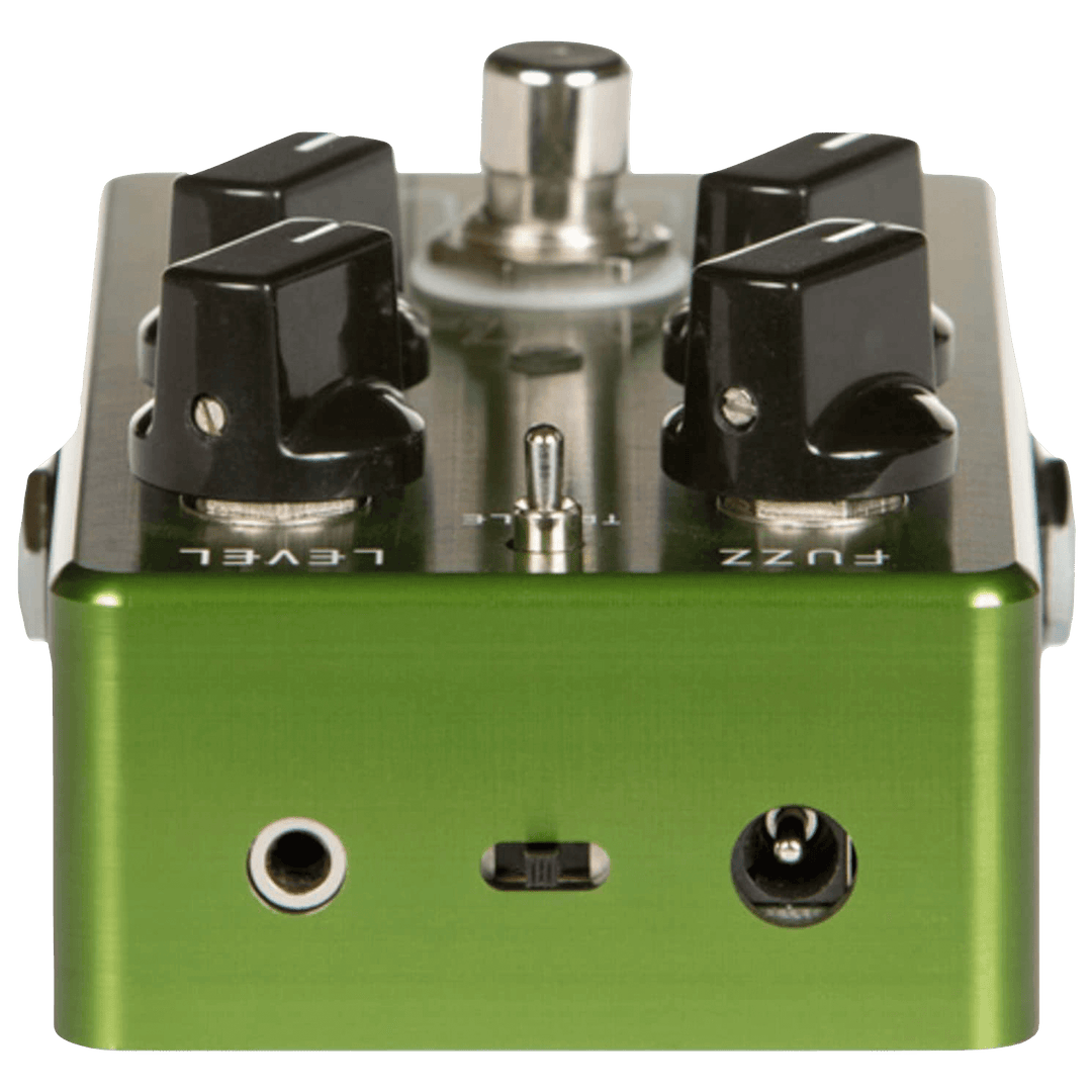 Suhr Rufus - Pedal de Guitarra | Rufus es un pedal fuzz único diseñado para ofrecer una gran cantidad de efectos de tono fuzz con la dinámica y la respuesta táctil de un amplificador de válvulas. Ya sea que te gusten los tonos históricos creados en The Fi
