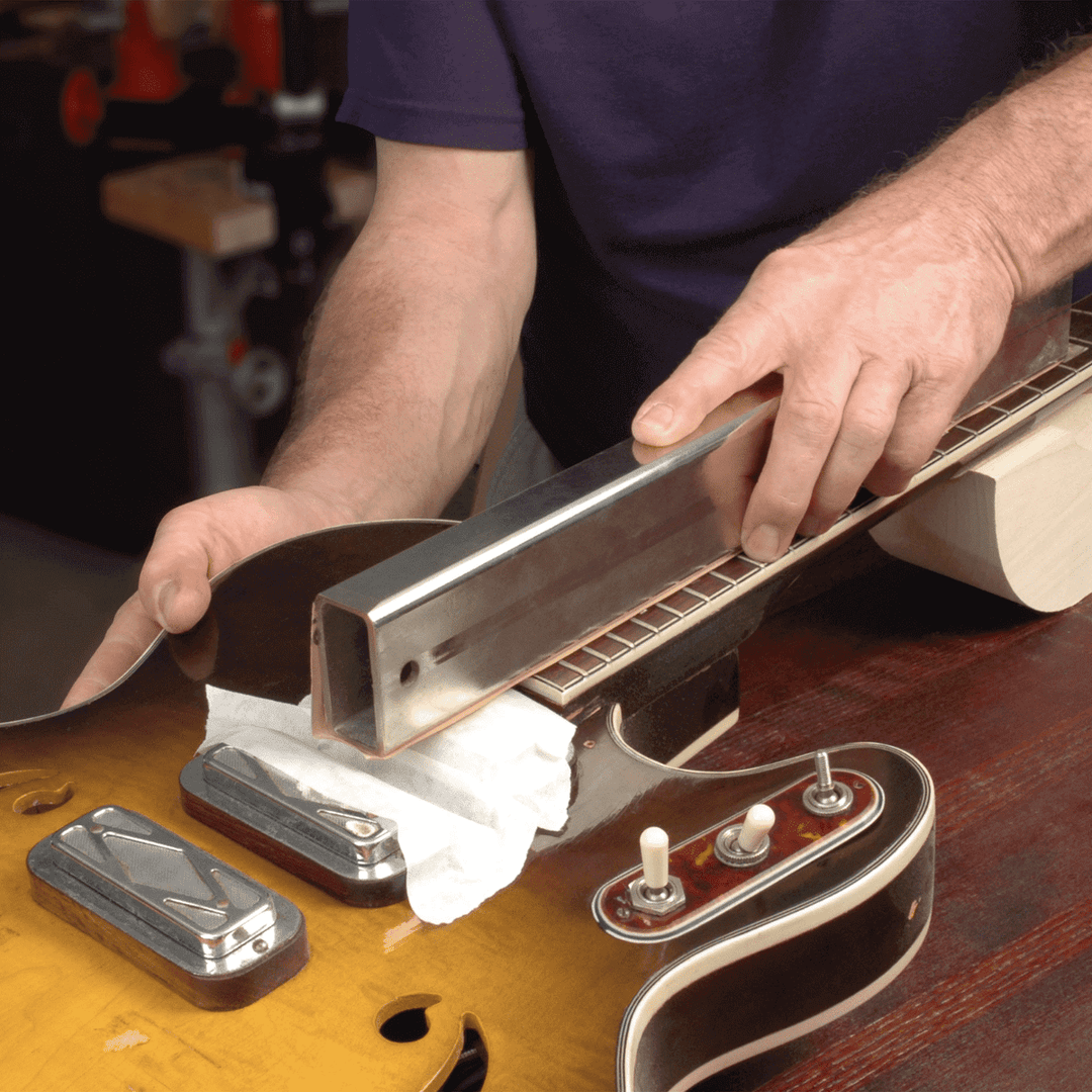 Rectificación de Frets | La rectificación consiste en nivelar los frets o trastes del instrumento, coronarlos (darles forma en los extremos) y finalmente, pulirlos para eliminar cualquier imperfección o aspereza. Es un proceso delicado, requiere experienc