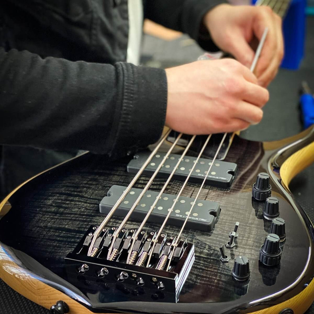 Rectificación de Frets | La rectificación consiste en nivelar los frets o trastes del instrumento, coronarlos (darles forma en los extremos) y finalmente, pulirlos para eliminar cualquier imperfección o aspereza. Es un proceso delicado, requiere experienc