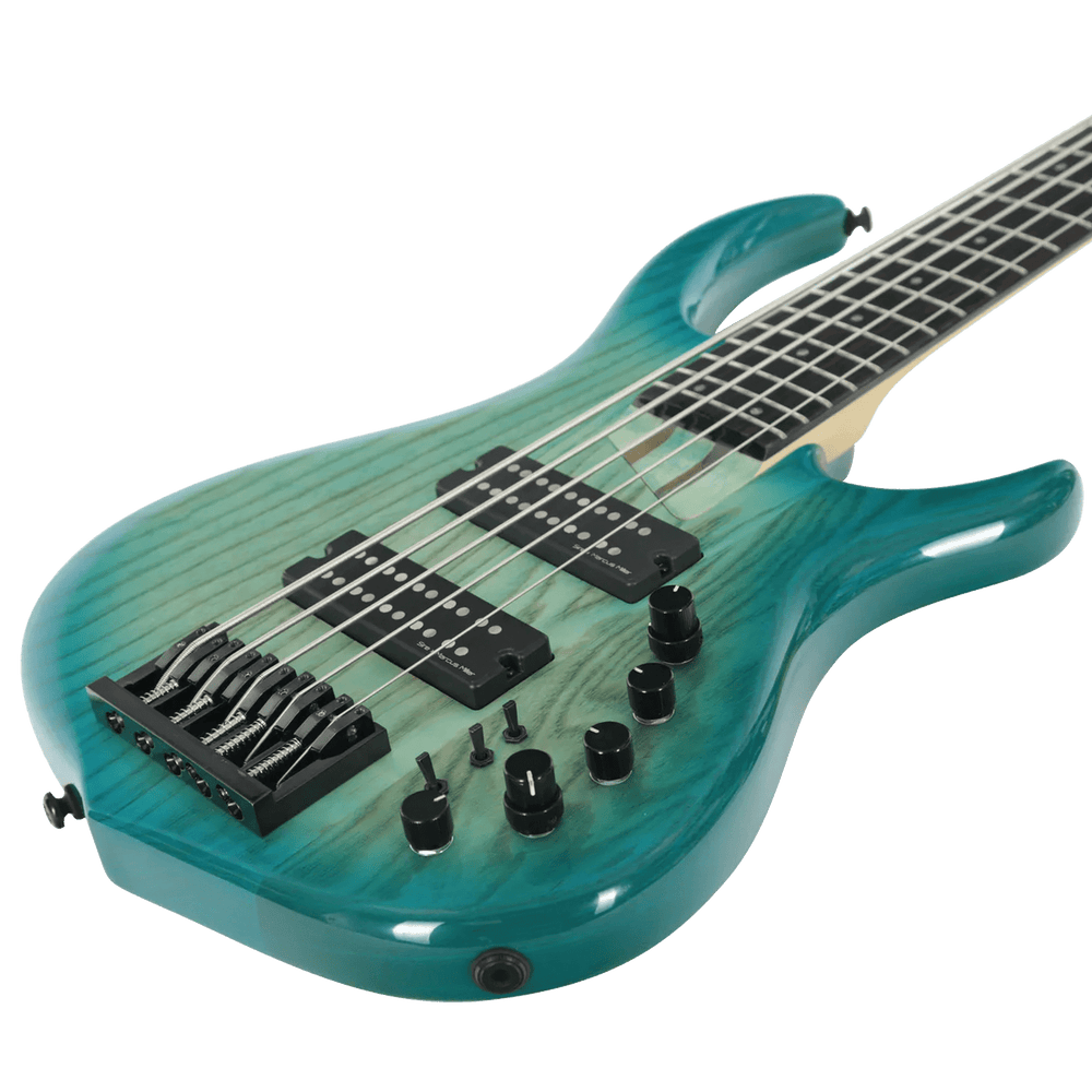 Sire M5-5 Transparent Blue (2nd Gen) - Bajo Eléctrico | Si me hubiesen mostrado los bajos Sire guiándonos solamente por el precio, habría tenido muchas dudas sobre qué tan buenos serían. Afortunadamente, tuve la oportunidad de ver uno y tocarlo sin saber